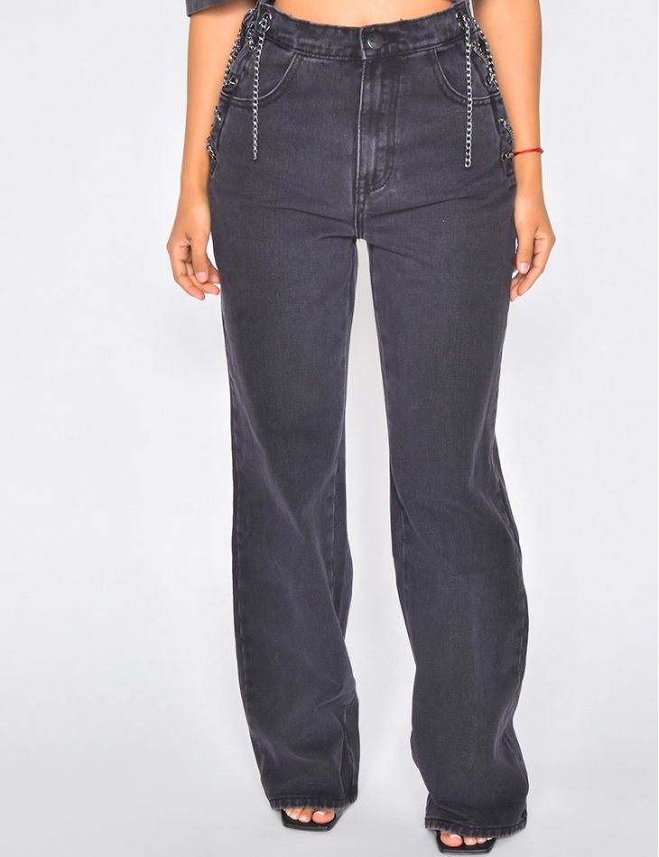 Jeans avec chaînes sur les hanches
