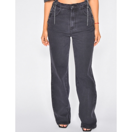 Jeans avec chaînes sur les hanches