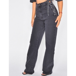 Jeans avec chaînes sur les hanches