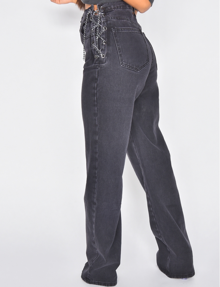 Jeans avec chaînes sur les hanches