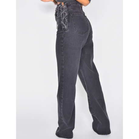 Jeans avec chaînes sur les hanches