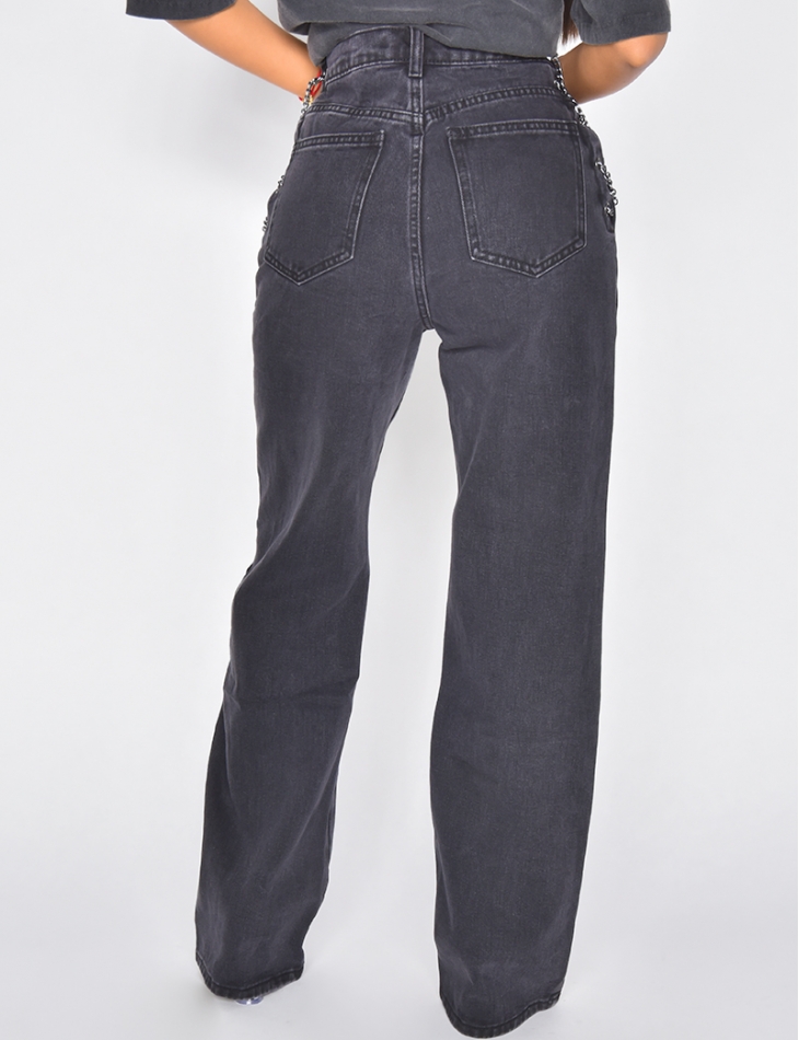 Jeans avec chaînes sur les hanches