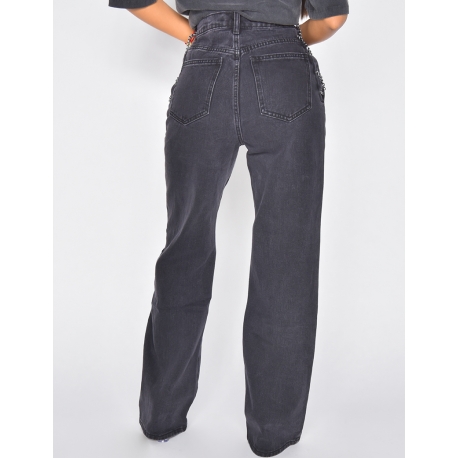 Jeans avec chaînes sur les hanches