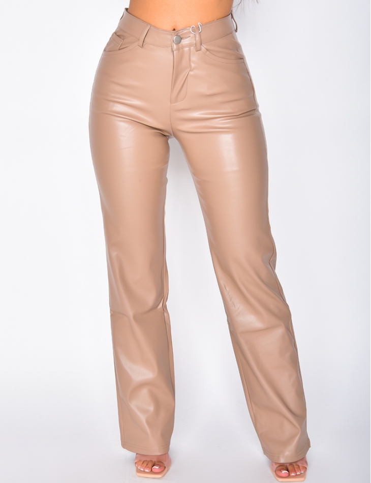 Pantalon coupe droite en cuir vegan Pantalon coupe droite en cuir vegan