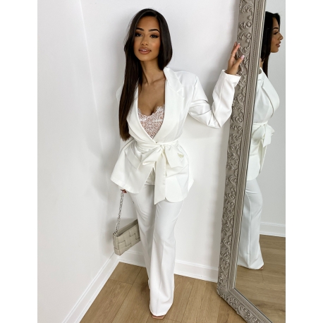 Ensemble de tailleur à ceinture large et pantalon patte d'eph Ensemble de tailleur à ceinture large et pantalon patte d'eph