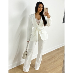 Ensemble de tailleur à ceinture large et pantalon patte d'eph Ensemble de tailleur à ceinture large et pantalon patte d'eph