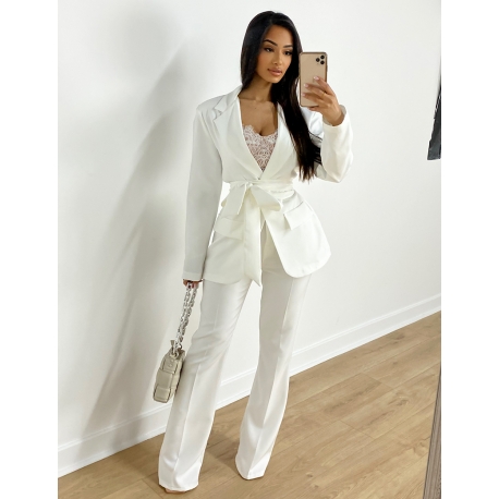 Ensemble de tailleur à ceinture large et pantalon patte d'eph Ensemble de tailleur à ceinture large et pantalon patte d'eph