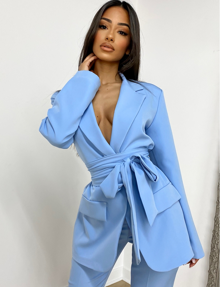 Ensemble de tailleur à ceinture large et pantalon patte d'eph Ensemble de tailleur à ceinture large et pantalon patte d'eph