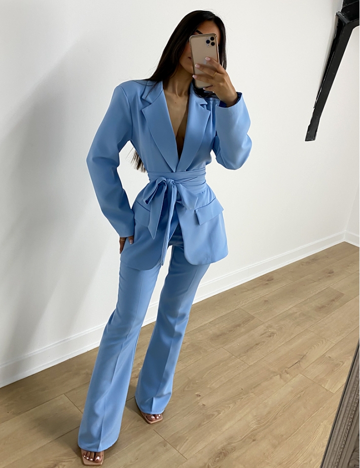 Ensemble de tailleur à ceinture large et pantalon patte d'eph Ensemble de tailleur à ceinture large et pantalon patte d'eph