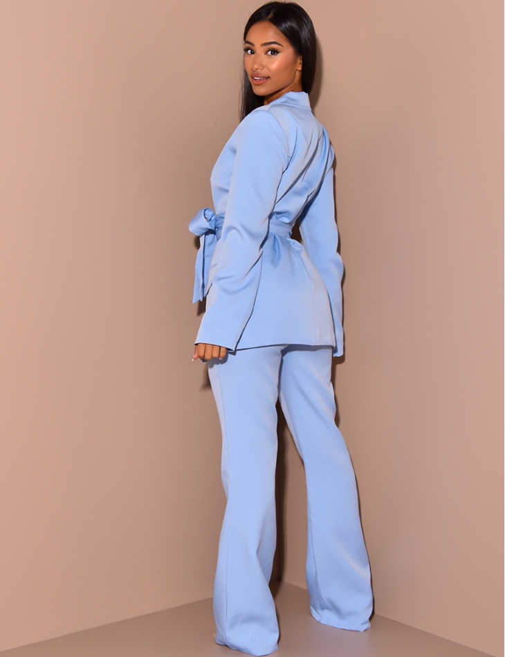 Ensemble de tailleur à ceinture large et pantalon patte d'eph Ensemble de tailleur à ceinture large et pantalon patte d'eph