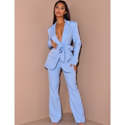 Ensemble de tailleur à ceinture large et pantalon patte d'eph Ensemble de tailleur à ceinture large et pantalon patte d'eph