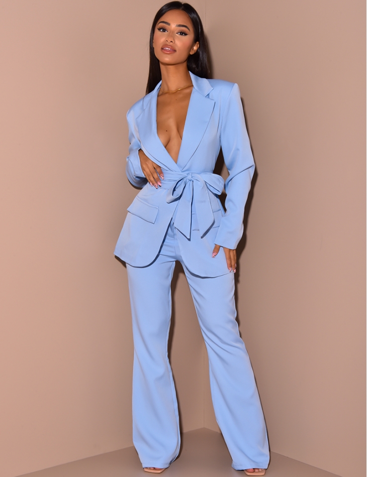 Ensemble de tailleur à ceinture large et pantalon patte d'eph Ensemble de tailleur à ceinture large et pantalon patte d'eph