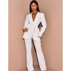 Ensemble de tailleur à ceinture large et pantalon patte d'eph Ensemble de tailleur à ceinture large et pantalon patte d'eph