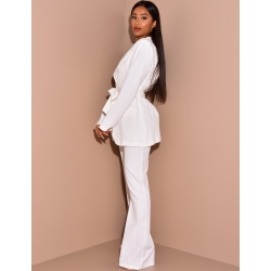 Ensemble de tailleur à ceinture large et pantalon patte d'eph Ensemble de tailleur à ceinture large et pantalon patte d'eph