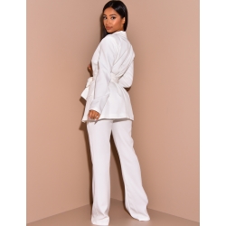 Ensemble de tailleur à ceinture large et pantalon patte d'eph Ensemble de tailleur à ceinture large et pantalon patte d'eph