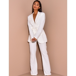 Ensemble de tailleur à ceinture large et pantalon patte d'eph Ensemble de tailleur à ceinture large et pantalon patte d'eph