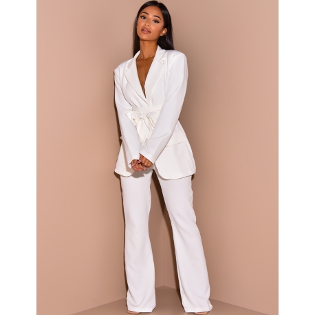 Ensemble de tailleur à ceinture large et pantalon patte d'eph Ensemble de tailleur à ceinture large et pantalon patte d'eph