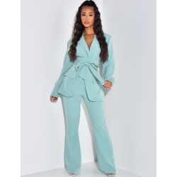 Ensemble de tailleur à ceinture large et pantalon patte d'eph Ensemble de tailleur à ceinture large et pantalon patte d'eph