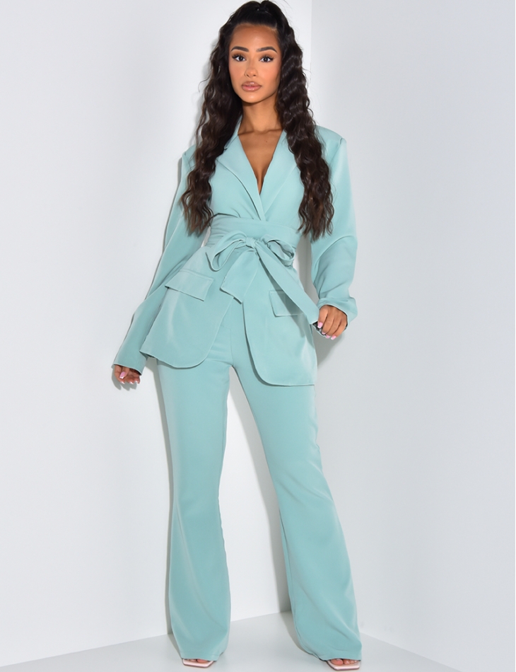 Ensemble de tailleur à ceinture large et pantalon patte d'eph Ensemble de tailleur à ceinture large et pantalon patte d'eph