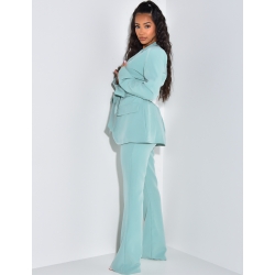 Ensemble de tailleur à ceinture large et pantalon patte d'eph Ensemble de tailleur à ceinture large et pantalon patte d'eph