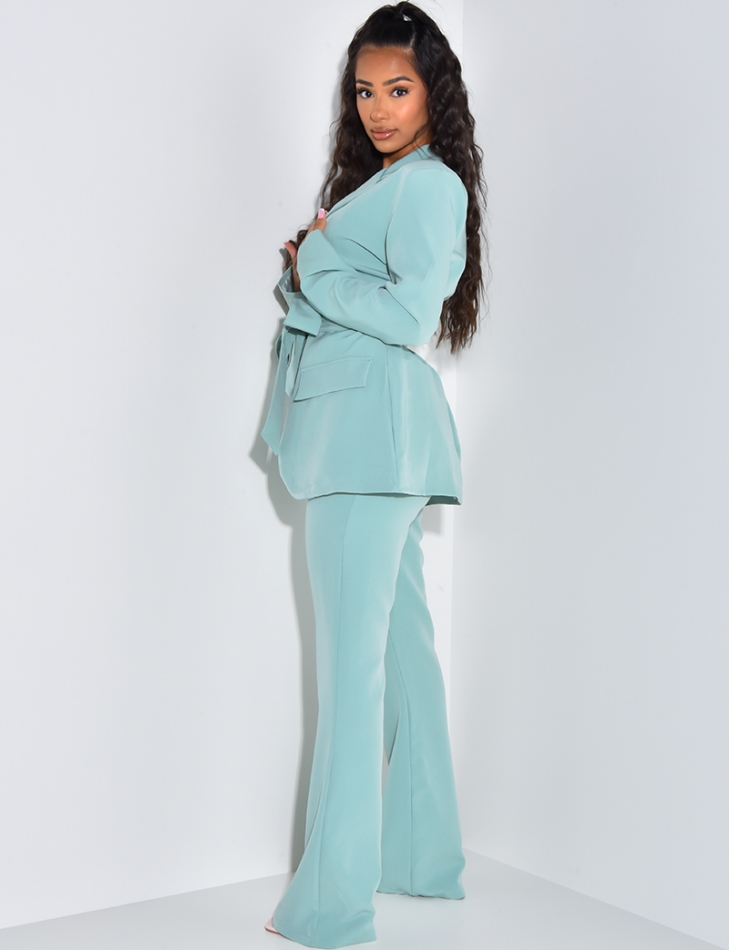 Ensemble de tailleur à ceinture large et pantalon patte d'eph Ensemble de tailleur à ceinture large et pantalon patte d'eph