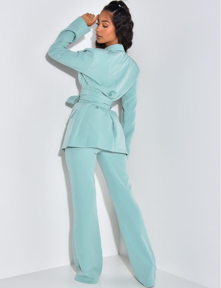 Ensemble de tailleur à ceinture large et pantalon patte d'eph Ensemble de tailleur à ceinture large et pantalon patte d'eph