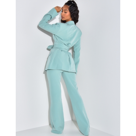 Ensemble de tailleur à ceinture large et pantalon patte d'eph Ensemble de tailleur à ceinture large et pantalon patte d'eph