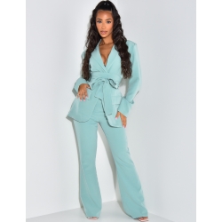 Ensemble de tailleur à ceinture large et pantalon patte d'eph Ensemble de tailleur à ceinture large et pantalon patte d'eph