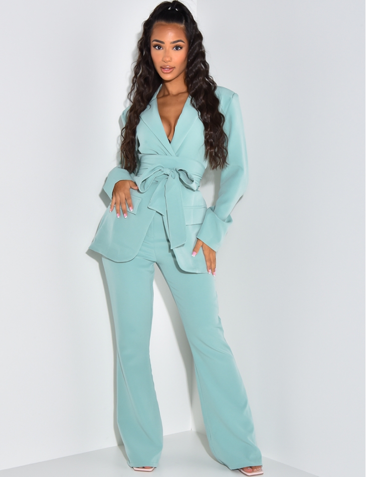 Ensemble de tailleur à ceinture large et pantalon patte d'eph Ensemble de tailleur à ceinture large et pantalon patte d'eph