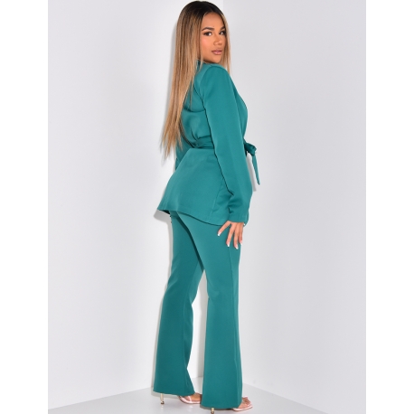Ensemble de tailleur à ceinture large et pantalon patte d'eph