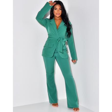 Ensemble de tailleur à ceinture large et pantalon patte d'eph