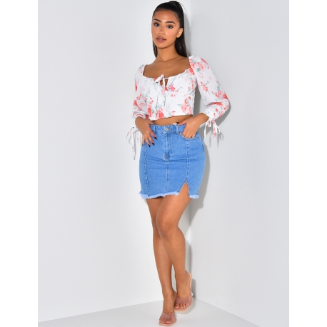 Jupe en jeans effilochée fendue