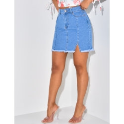 Jupe en jeans effilochée fendue