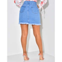 Jupe en jeans effilochée fendue