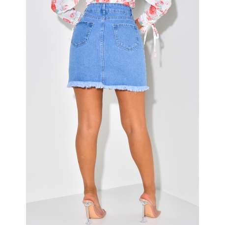 Jupe en jeans effilochée fendue