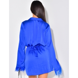Robe décoltée avec petite plumes aux manches Robe décoltée avec petite plumes aux manches