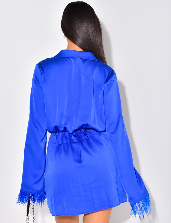 Robe décoltée avec petite plumes aux manches Robe décoltée avec petite plumes aux manches