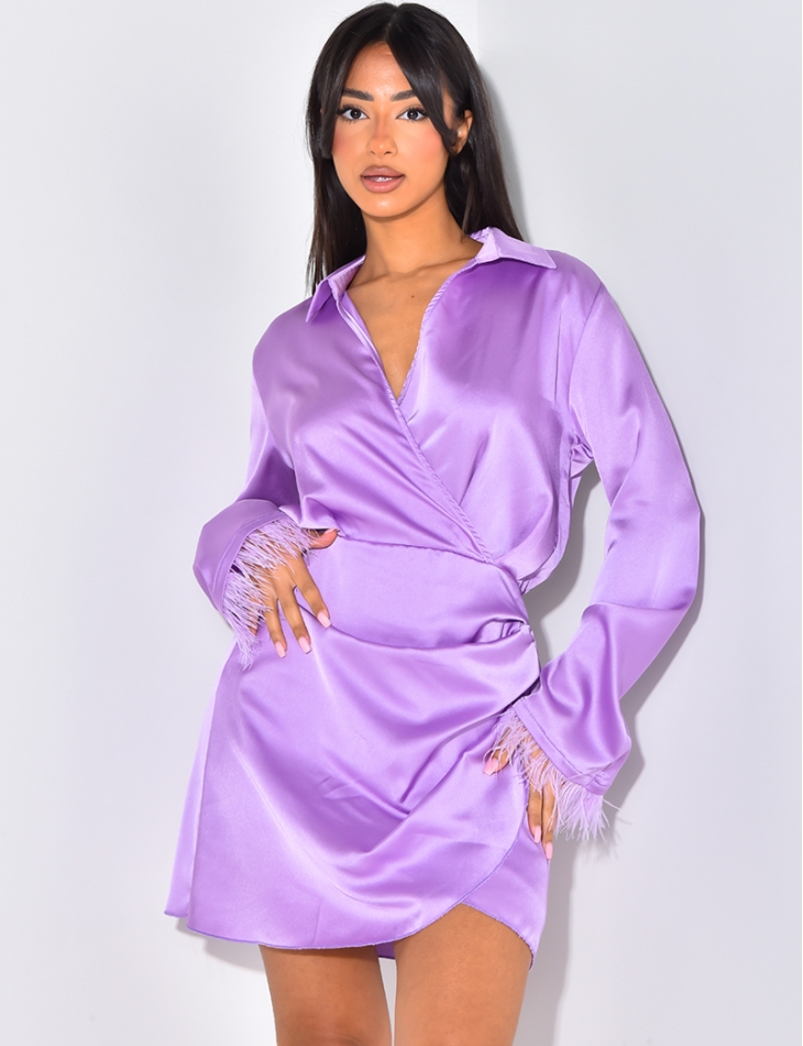 Robe décoltée avec petite plumes aux manches Robe décoltée avec petite plumes aux manches