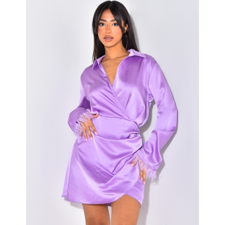 Robe décoltée avec petite plumes aux manches Robe décoltée avec petite plumes aux manches