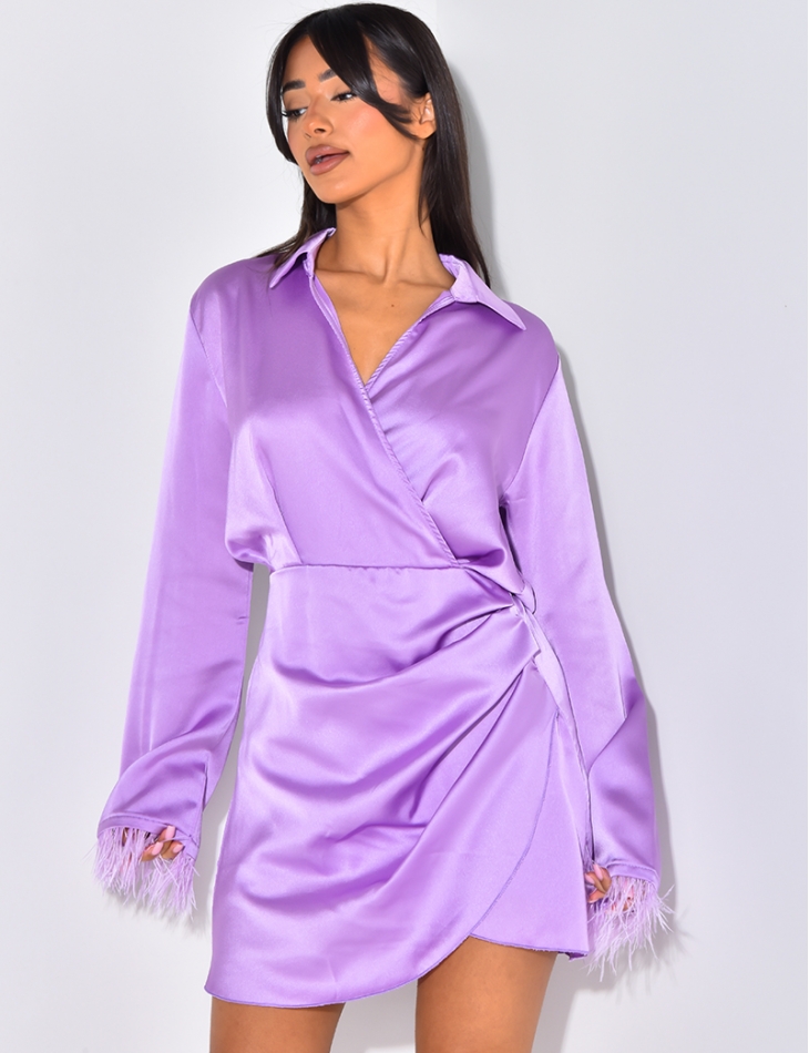 Robe décoltée avec petite plumes aux manches Robe décoltée avec petite plumes aux manches