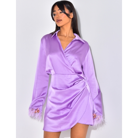 Robe décoltée avec petite plumes aux manches Robe décoltée avec petite plumes aux manches