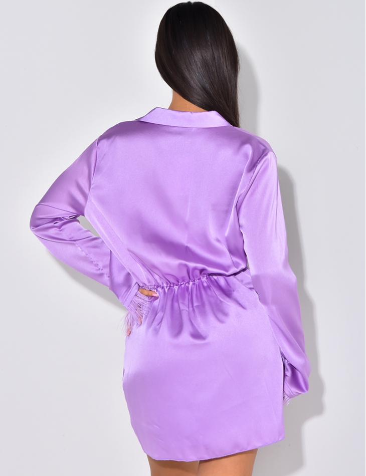 Robe décoltée avec petite plumes aux manches Robe décoltée avec petite plumes aux manches