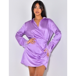 Robe décoltée avec petite plumes aux manches Robe décoltée avec petite plumes aux manches