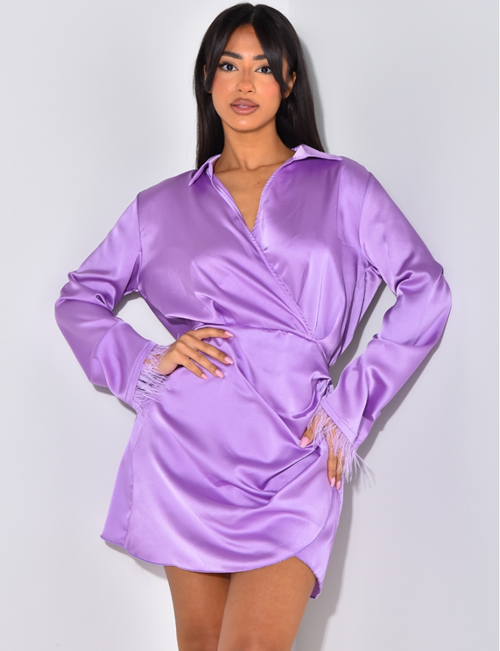 Robe décoltée avec petite plumes aux manches Robe décoltée avec petite plumes aux manches