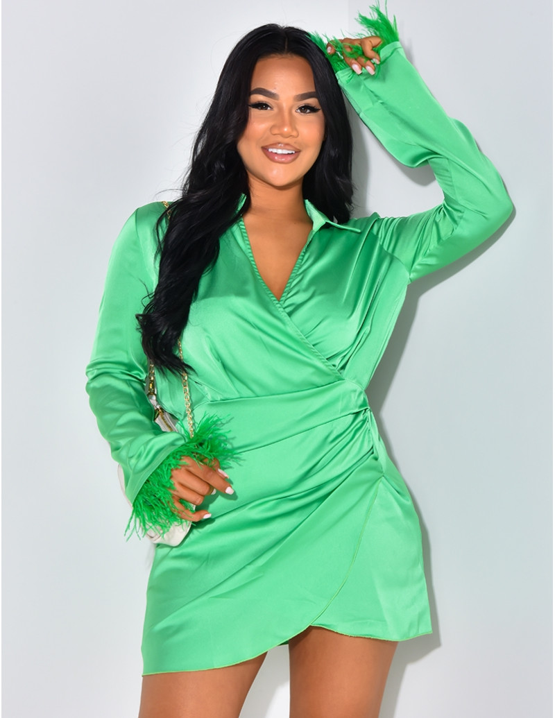 Robe cache-coeur en satin avec petites plumes aux manches