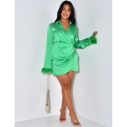 Robe décoltée avec petite plumes aux manches Robe décoltée avec petite plumes aux manches