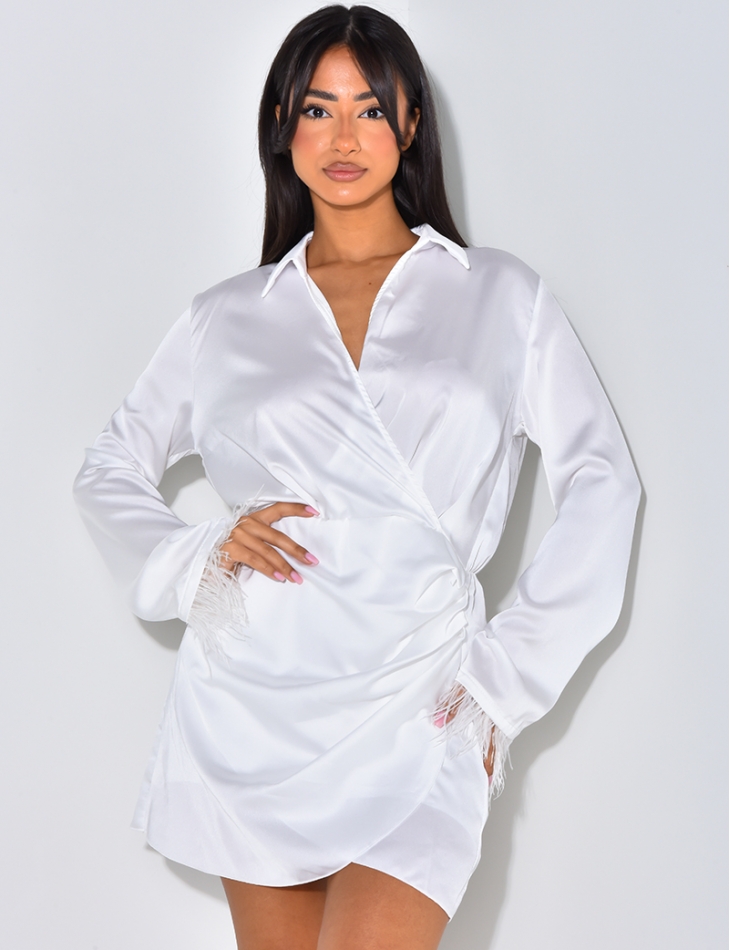 Robe décoltée avec petite plumes aux manches Robe décoltée avec petite plumes aux manches