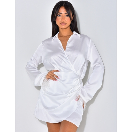 Robe décoltée avec petite plumes aux manches Robe décoltée avec petite plumes aux manches