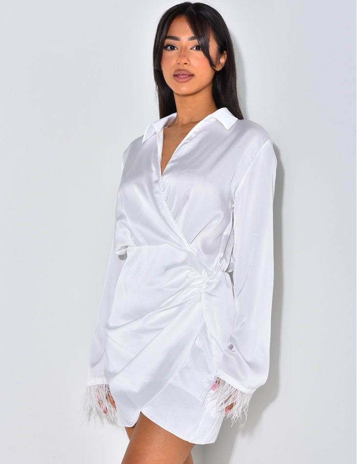 Robe décoltée avec petite plumes aux manches Robe décoltée avec petite plumes aux manches