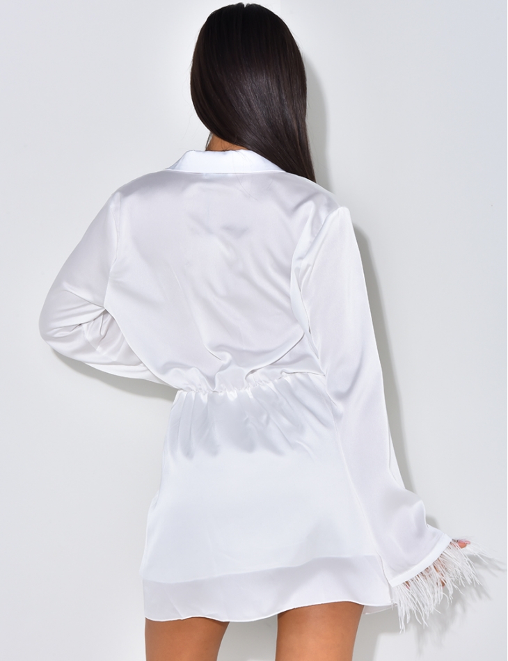 Robe décoltée avec petite plumes aux manches Robe décoltée avec petite plumes aux manches